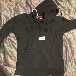 Supreme arch logo hoodie XL (VERY LIGHTLY USED)